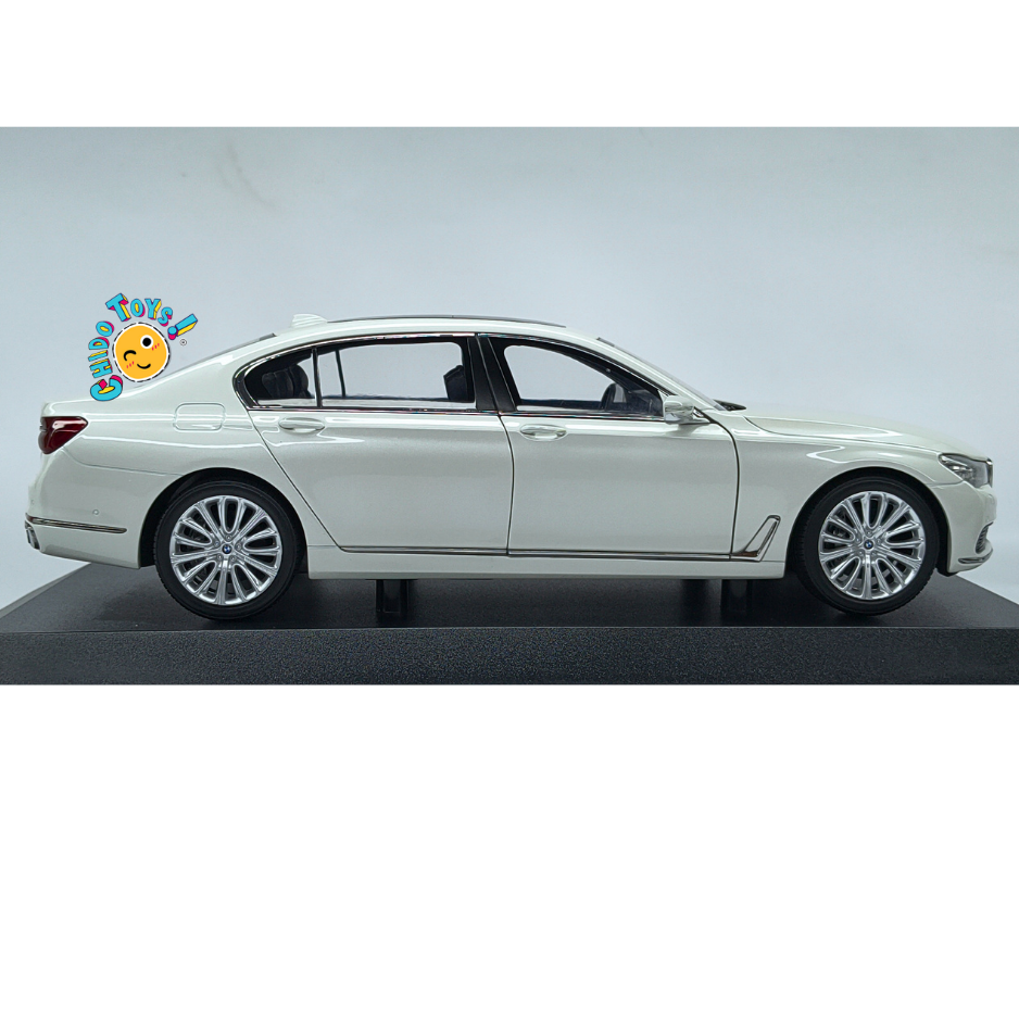 BMW 750Li G12 Dealer Edition Paragon 1:18 Mineral White apertura total