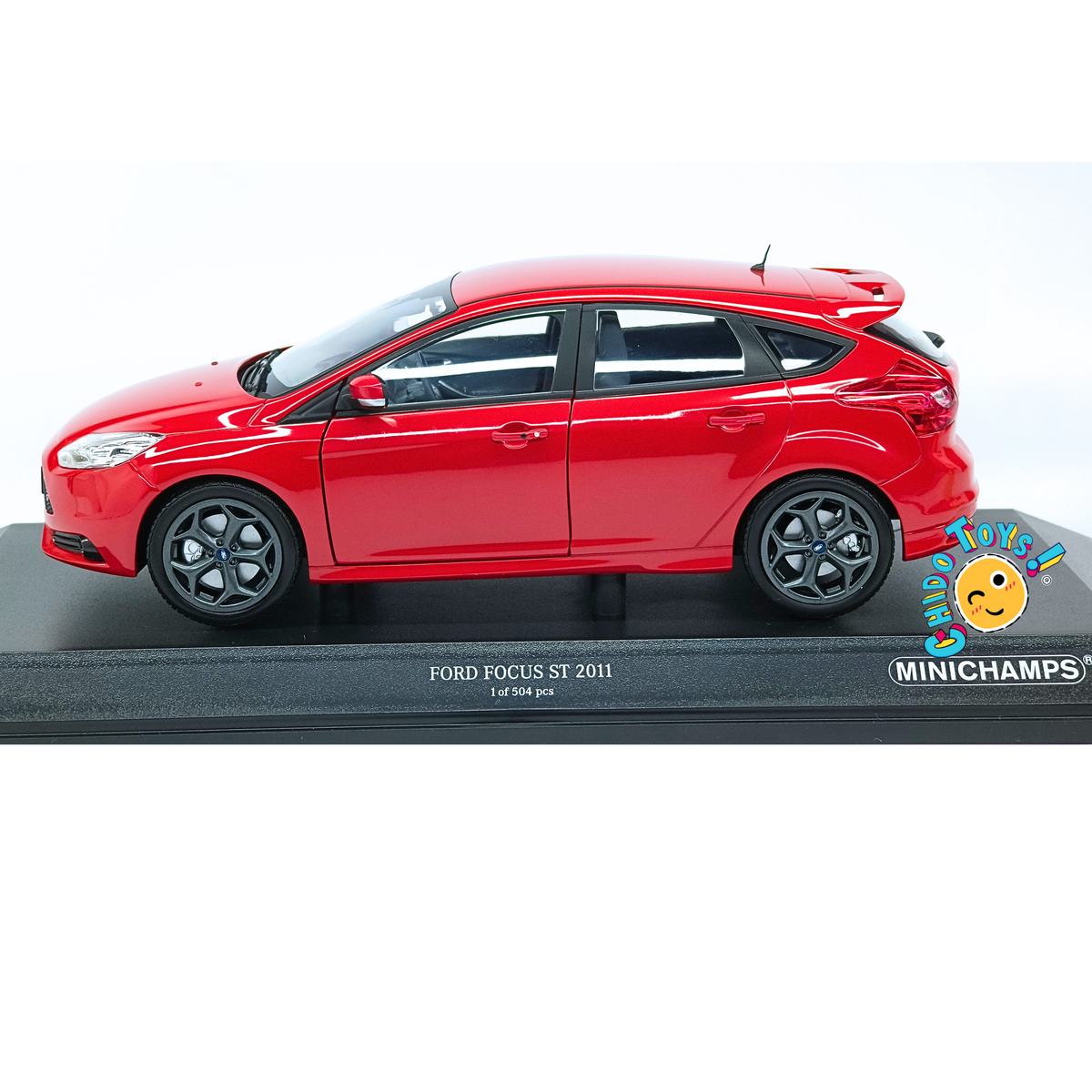 Ford Focus ST Minichamps 1:18 Race Red, diecast con llantas de goma, puertas delanteras abatibles y base original.