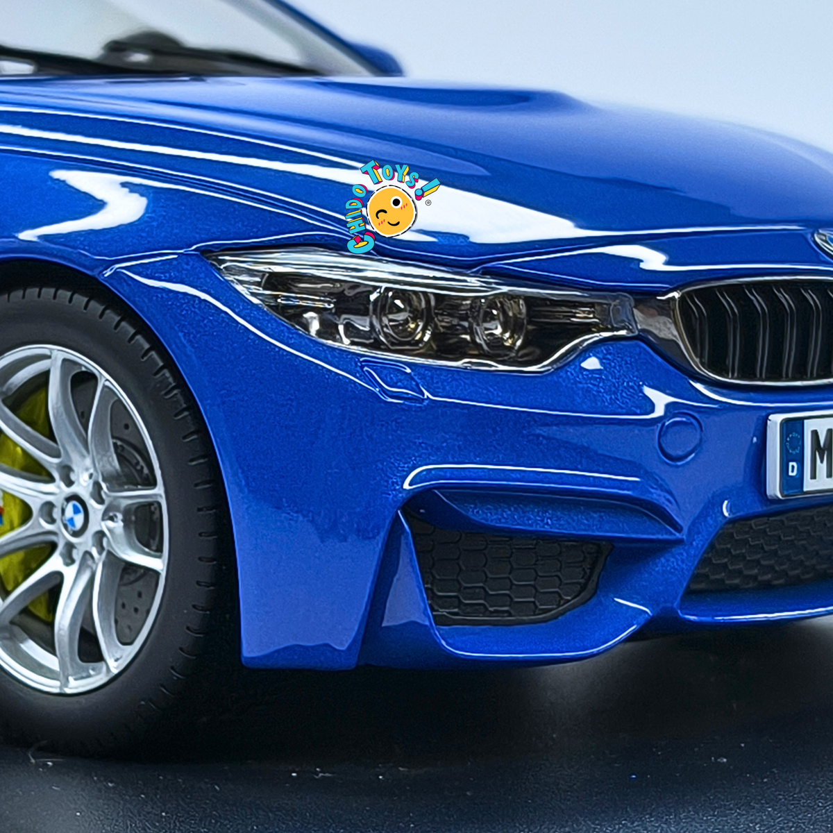 BMW M4 Coupé F82 Dealer Edition Paragon 1:18 Yas Marina Blue con apertura total