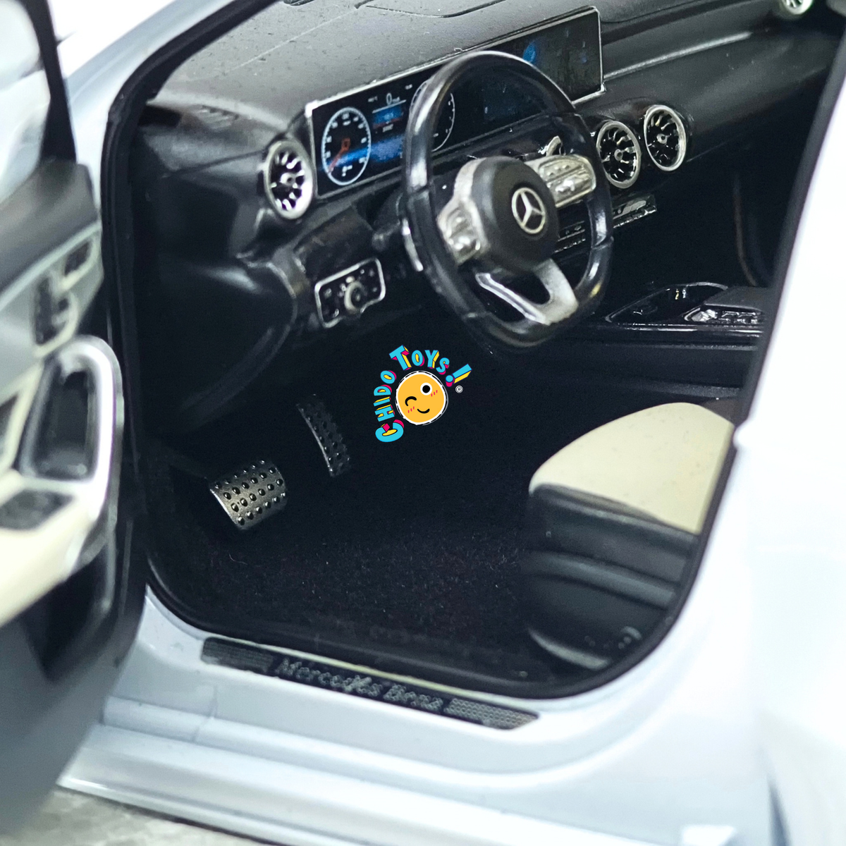 Mercedes-Benz Clase A AMG Line W177 Norev 1:18 Digital White con apertura total