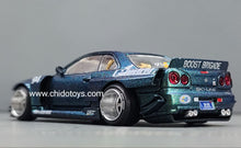 Cargar imagen en el visor de la galería, Auto a escala marca Mini GT, Modelo Nissan Skyline GT-R (R34) Kaido Works GReddy
