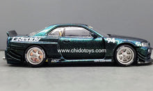 Cargar imagen en el visor de la galería, Auto a escala marca Mini GT, Modelo Nissan Skyline GT-R (R34) Kaido Works GReddy
