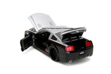 Cargar imagen en el visor de la galería, Auto a escala marca Jada, Modelo Ford Mustang Shelby GT500KR 2008

