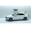 Cadillac ATS-L Dealer Edition 1:18 blanco, diecast con apertura total, asientos suaves, interior y cajuela alfombrados.