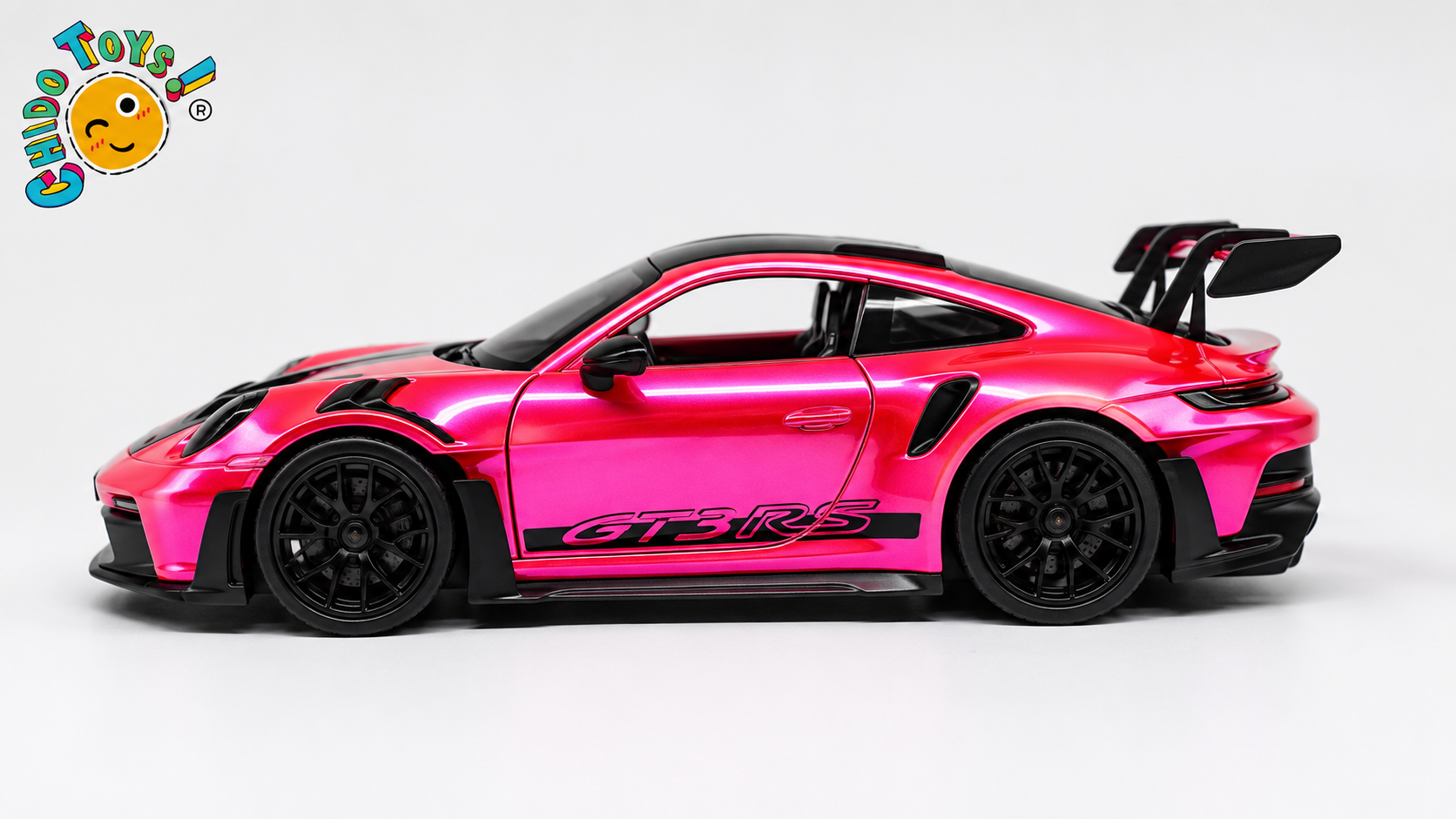Jada Porsche 911 GT3 RS 992 1:24 rosa cromado, cuerpo metálico, rines negros, llantas de goma y partes abatibles.