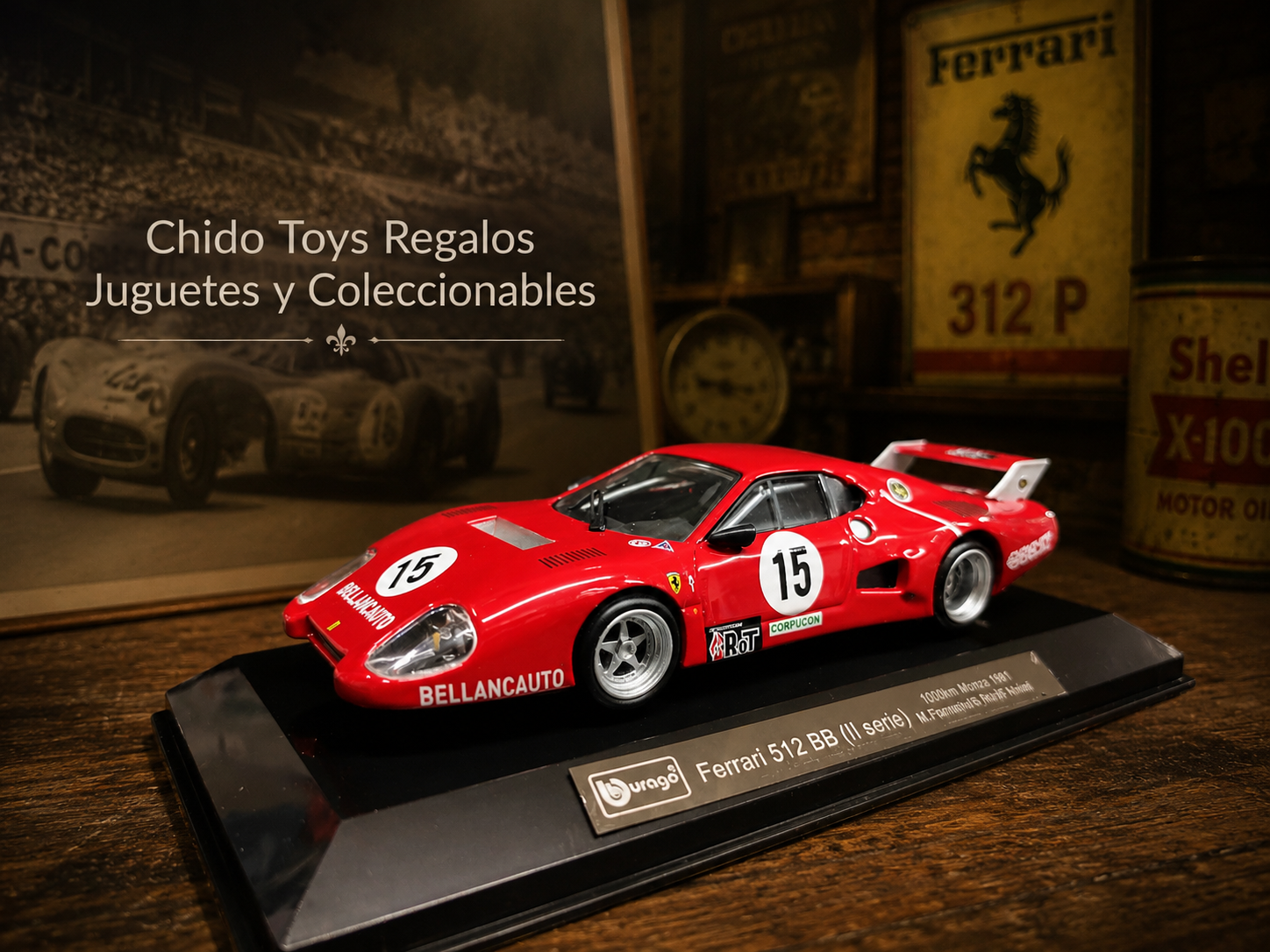 Bburago Ferrari 512 BB II Serie escala 1:43 color rojo de competencia, con llantas de goma funcionales, base y capelo acrílico.