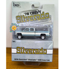 IXO Chevrolet Silverado K30 Crew Cab 1978 escala 1:64 azul claro y blanco con carrocería metálica, neumáticos todoterreno y blíster original.