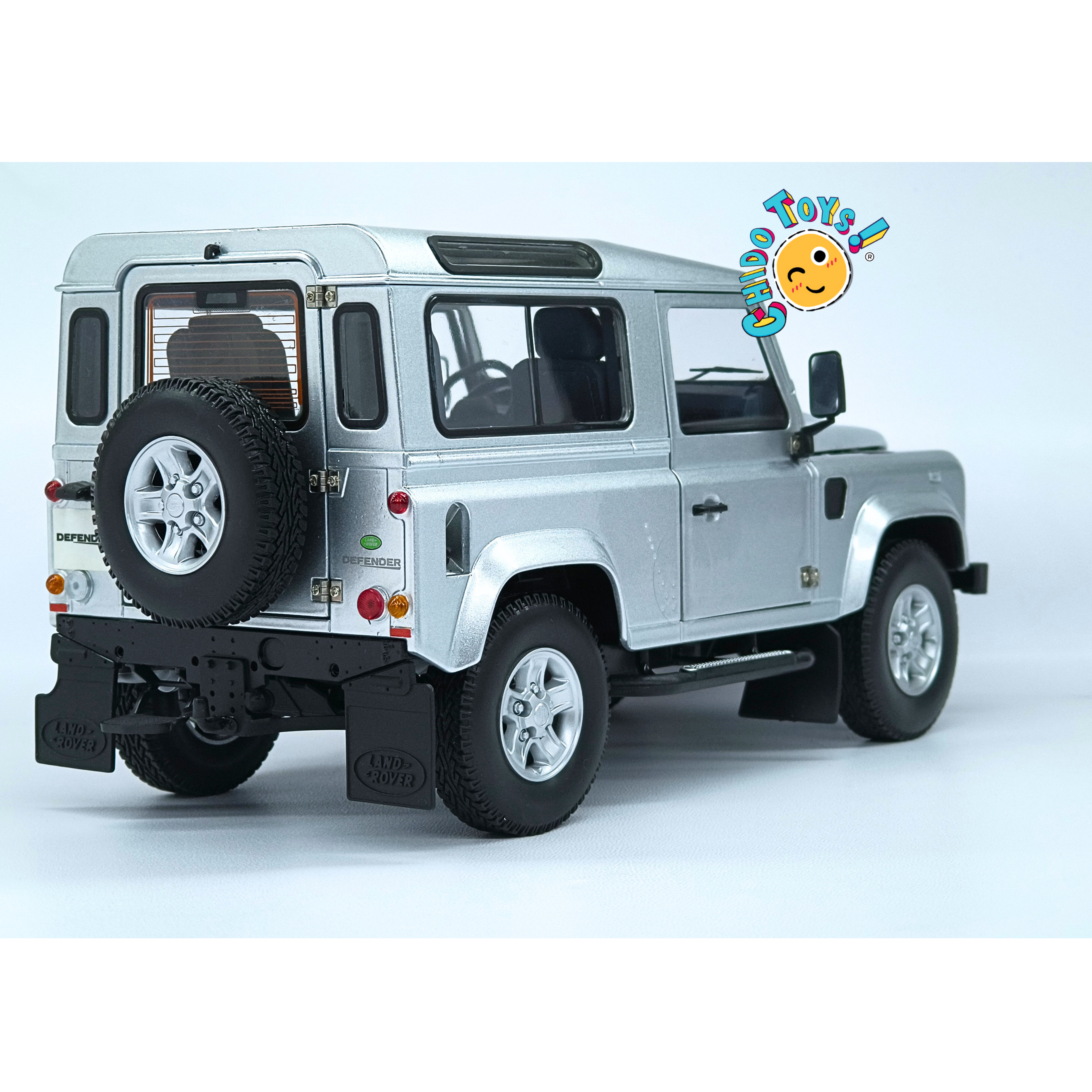 Kyosho Land Rover Defender 90 Indus Silver 1:18 con apertura total