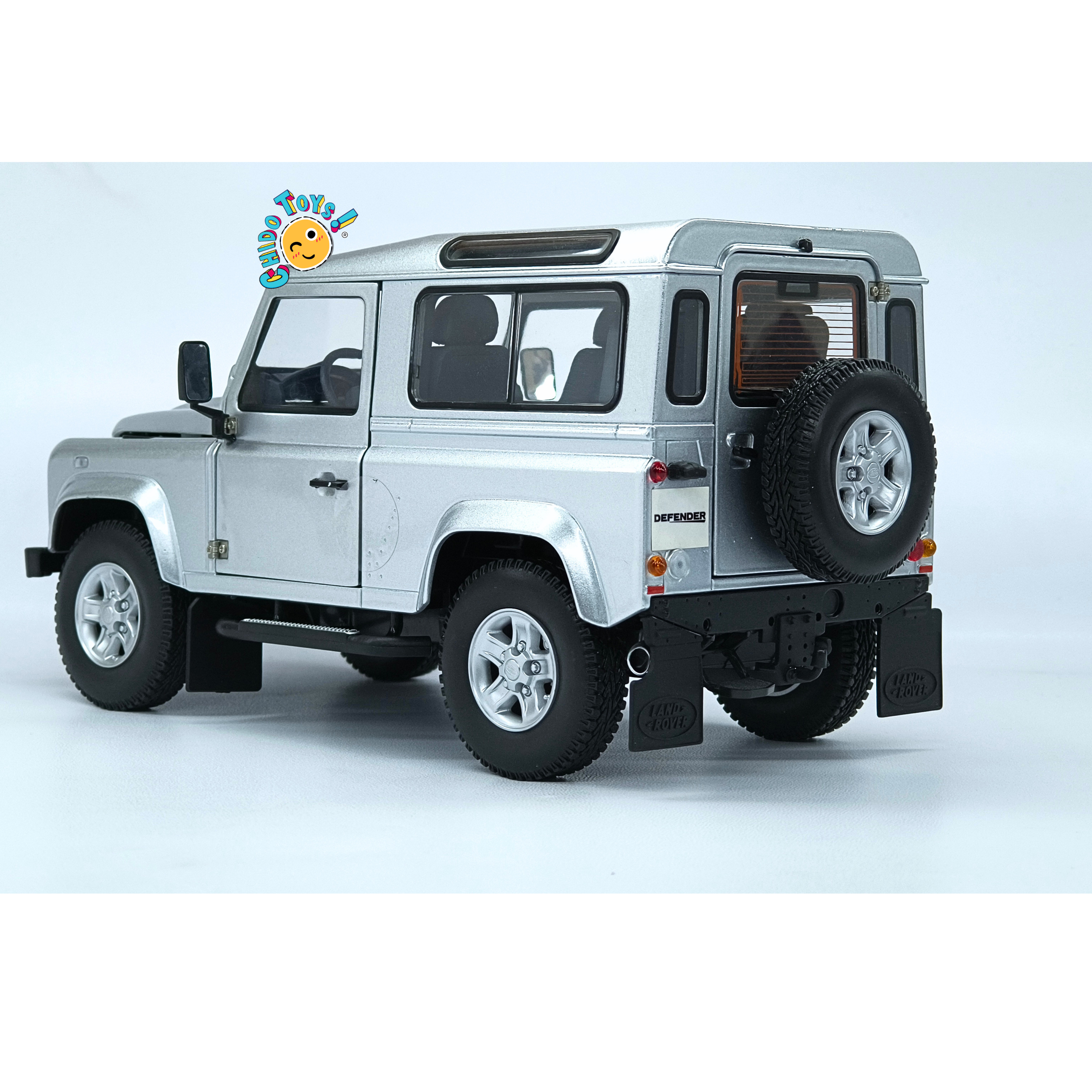 Kyosho Land Rover Defender 90 Indus Silver 1:18 con apertura total
