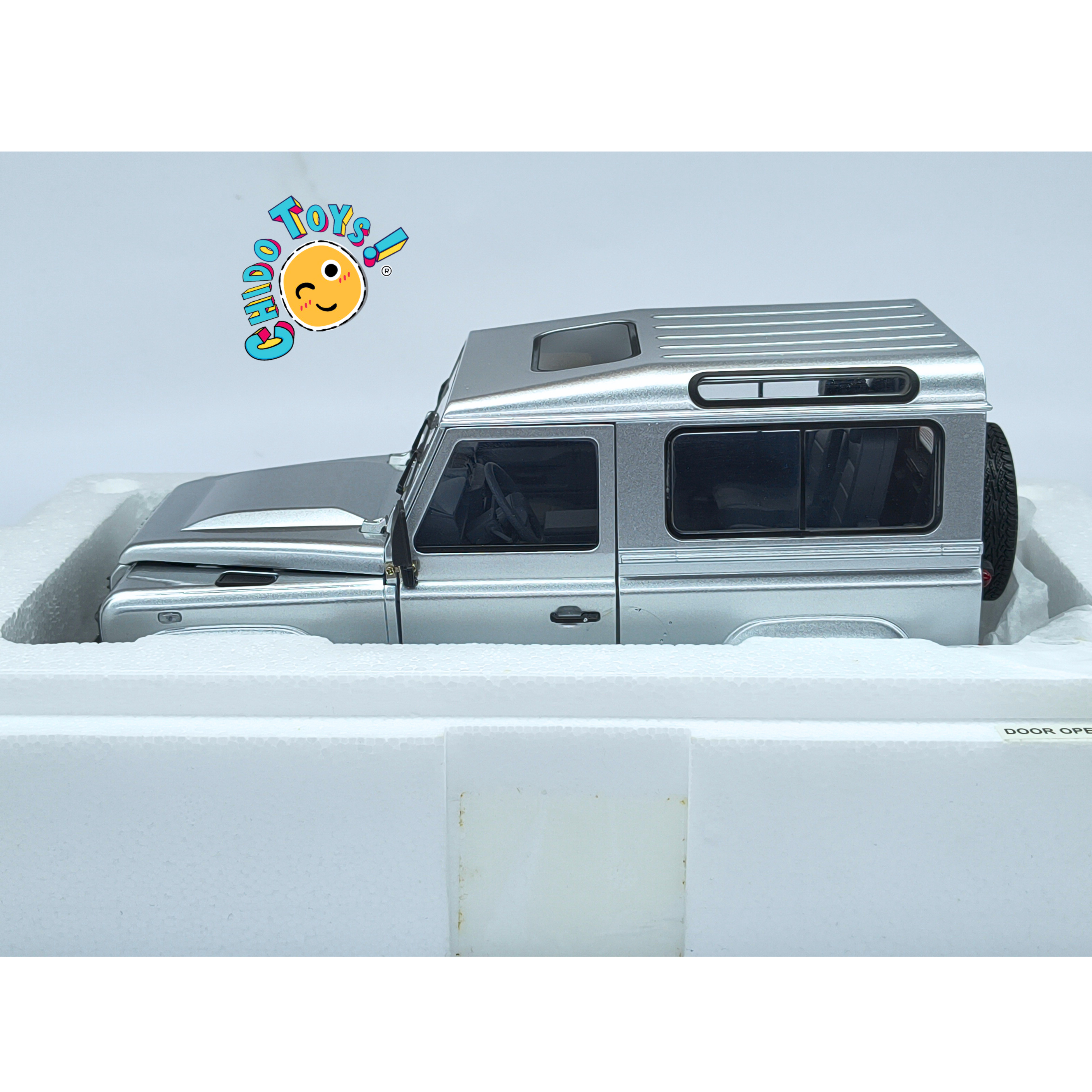 Kyosho Land Rover Defender 90 Indus Silver 1:18 con apertura total
