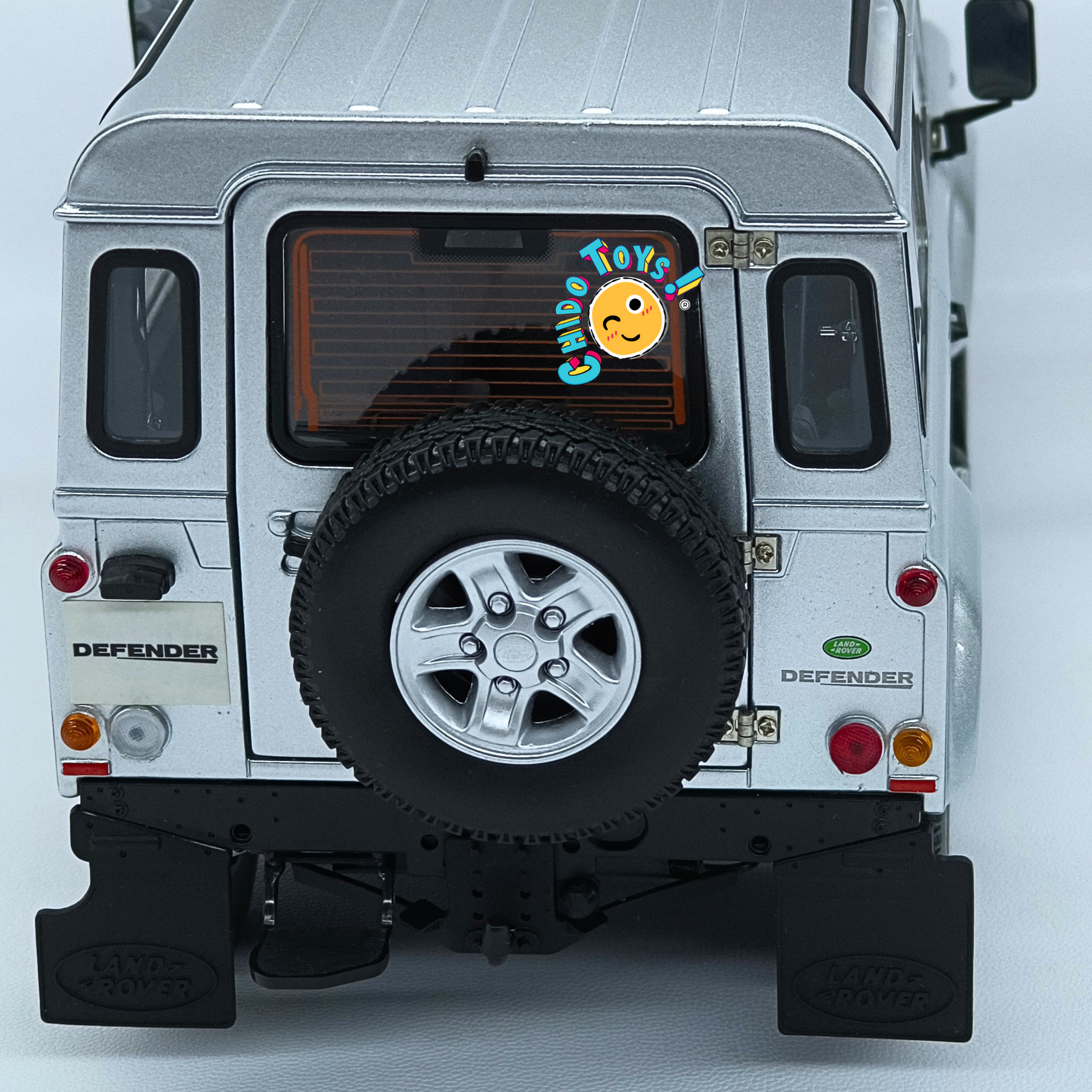 Kyosho Land Rover Defender 90 Indus Silver 1:18 con apertura total