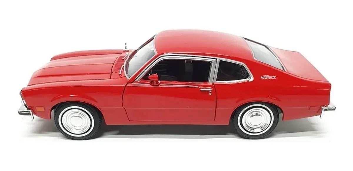 MotorMax Forgotten Classics Ford Maverick 1974 1:24 rojo con apertura de cofre y puertas