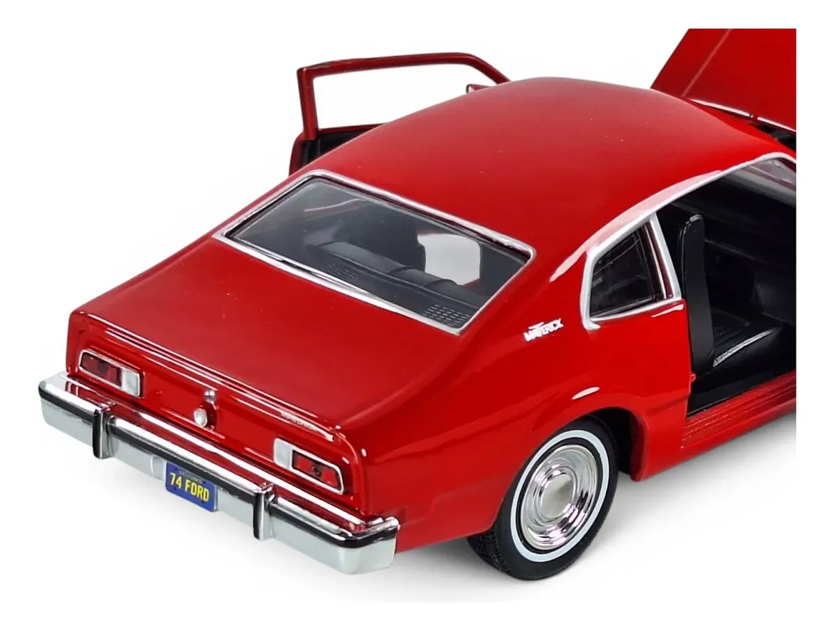 MotorMax Forgotten Classics Ford Maverick 1974 1:24 rojo con apertura de cofre y puertas
