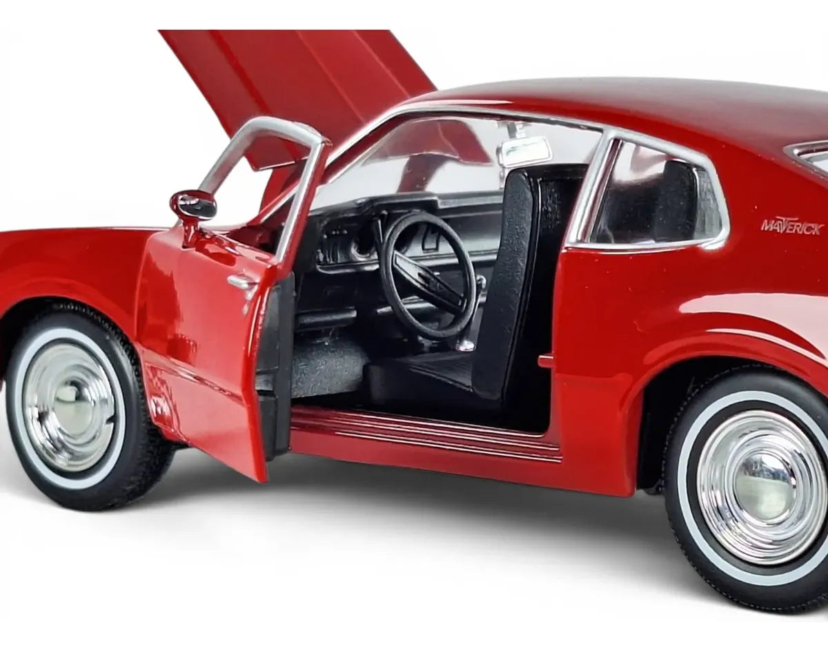 MotorMax Forgotten Classics Ford Maverick 1974 1:24 rojo con apertura de cofre y puertas