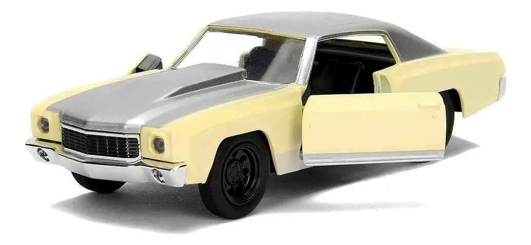 Chevrolet Monte Carlo Jada 1:32 color crema con cofre plata, puertas abatibles y llantas de goma negras