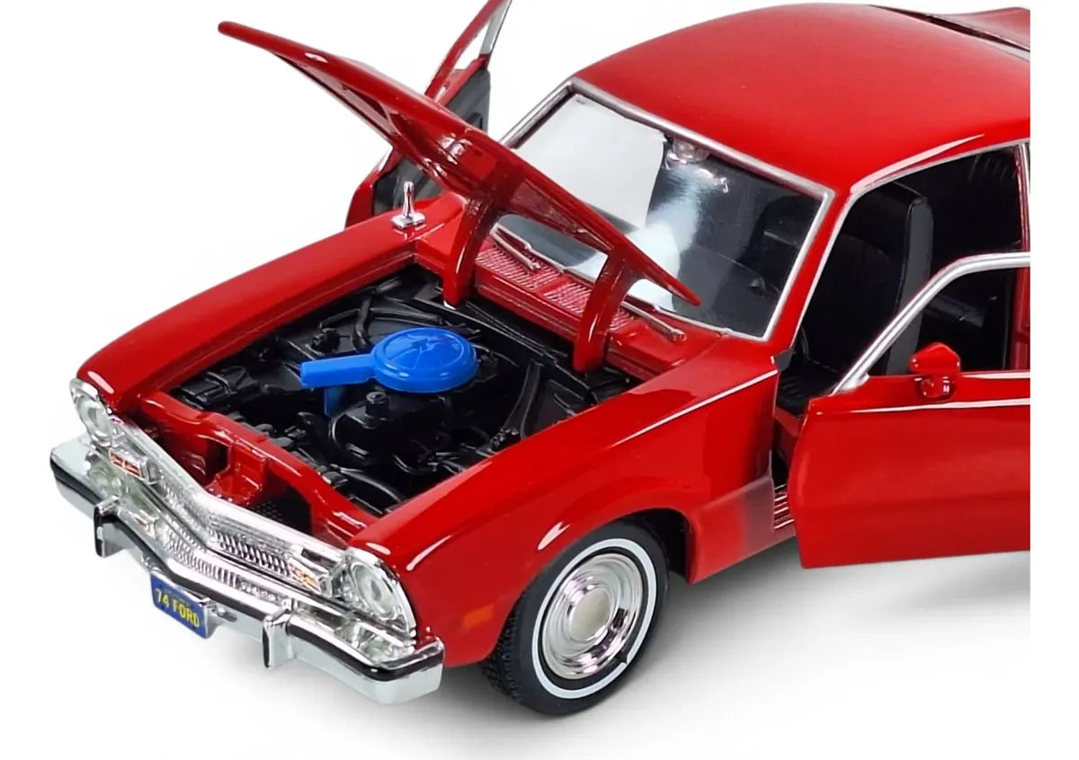 MotorMax Forgotten Classics Ford Maverick 1974 1:24 rojo con apertura de cofre y puertas