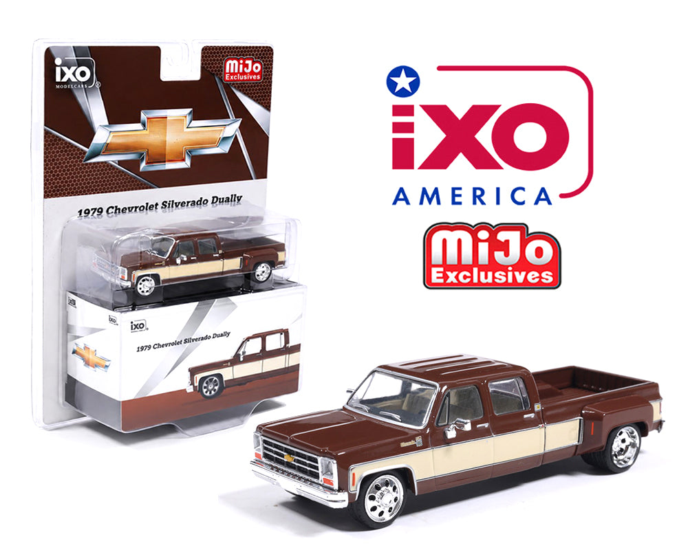 IXO Chevrolet Silverado C30 Dually 1979 escala 1:64 café y beige, doble rodada, rines cromados y llantas de goma.