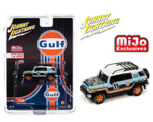 Cargar imagen en el visor de la galería, Auto a escala marca Johnny Lightning, Modelo Toyota FJ Cruiser 4×4 Off-Road 2007, Gulf Racing
