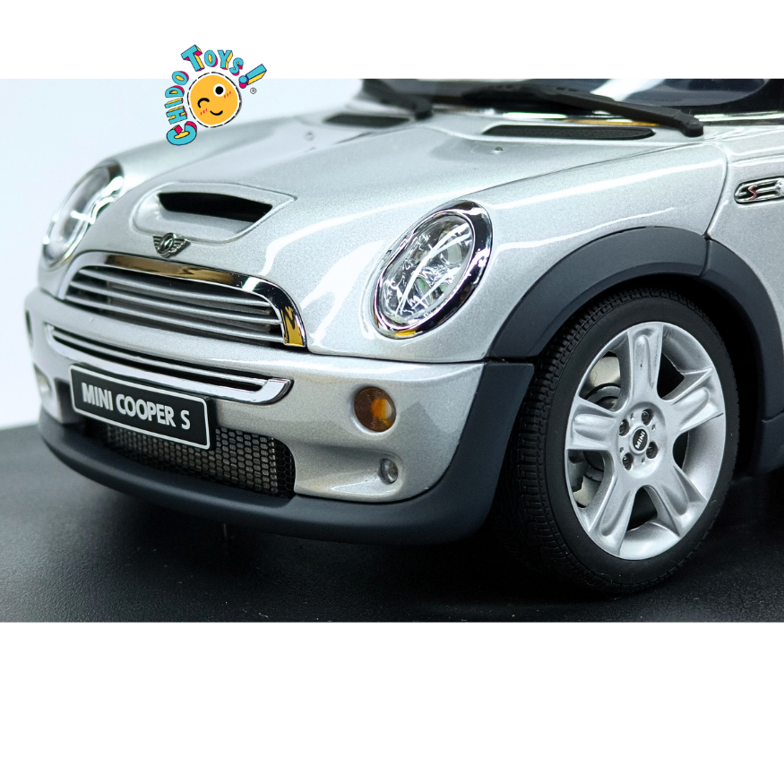 AUTOart MINI Cooper S Convertible escala 1:18 color plata metalizado con capota abierta, vitrina acrílica e interior altamente detallado.