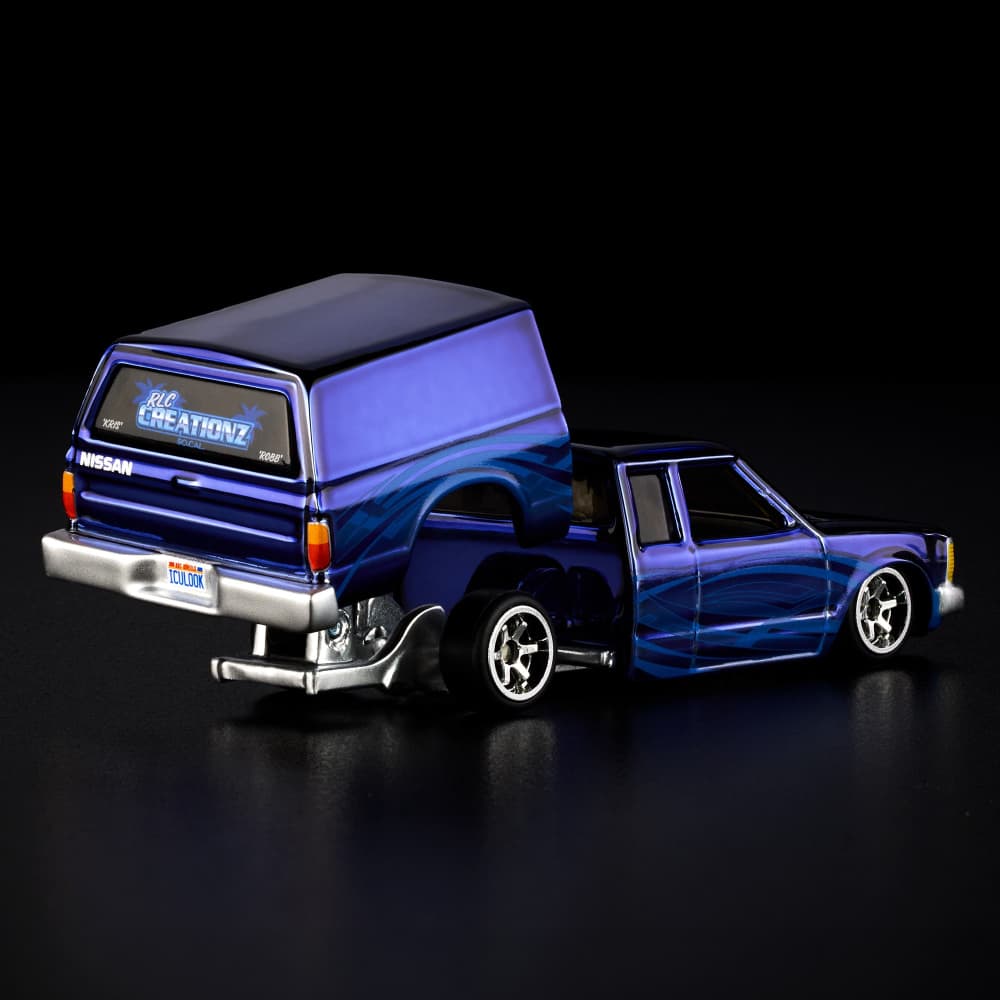 Hot Wheels RLC 1986 Nissan 720 King Cab 1:64 Spectraflame Steel Blue con caja articulada