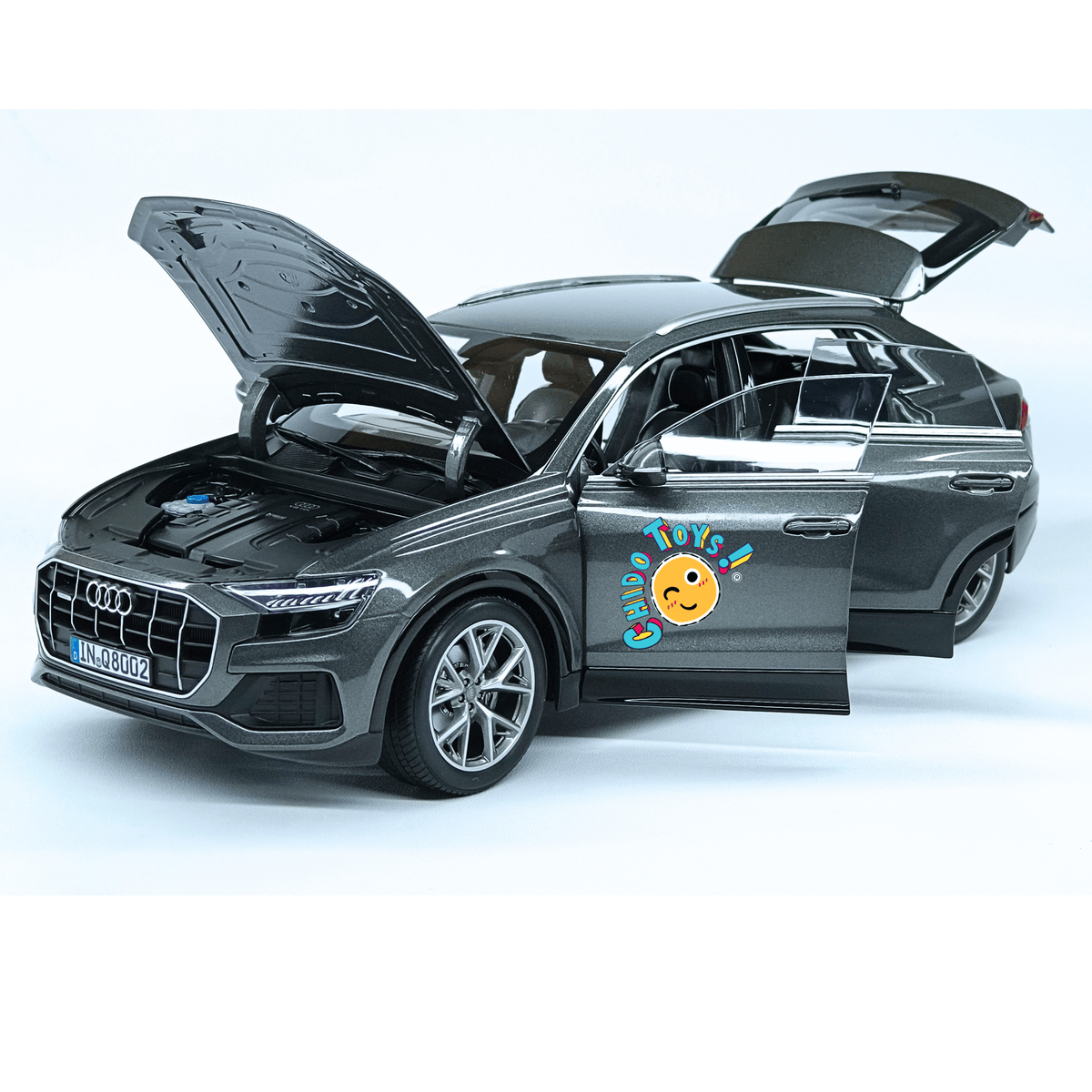 Audi Q8 Dealer Edition 1:18 gris metalizado con apertura total - Chido Toys