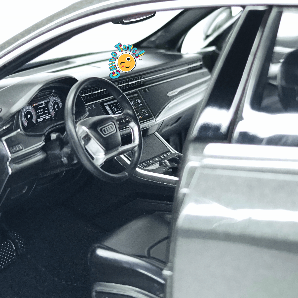 Audi Q8 Dealer Edition 1:18 gris metalizado con apertura total - Chido Toys