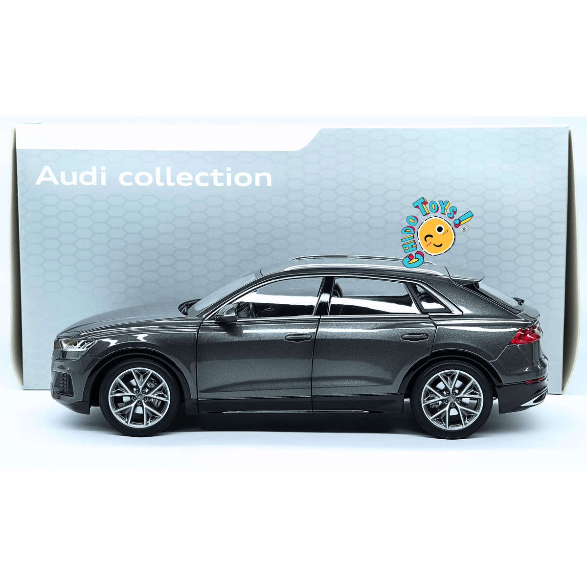 Audi Q8 Dealer Edition 1:18 gris metalizado con apertura total - Chido Toys