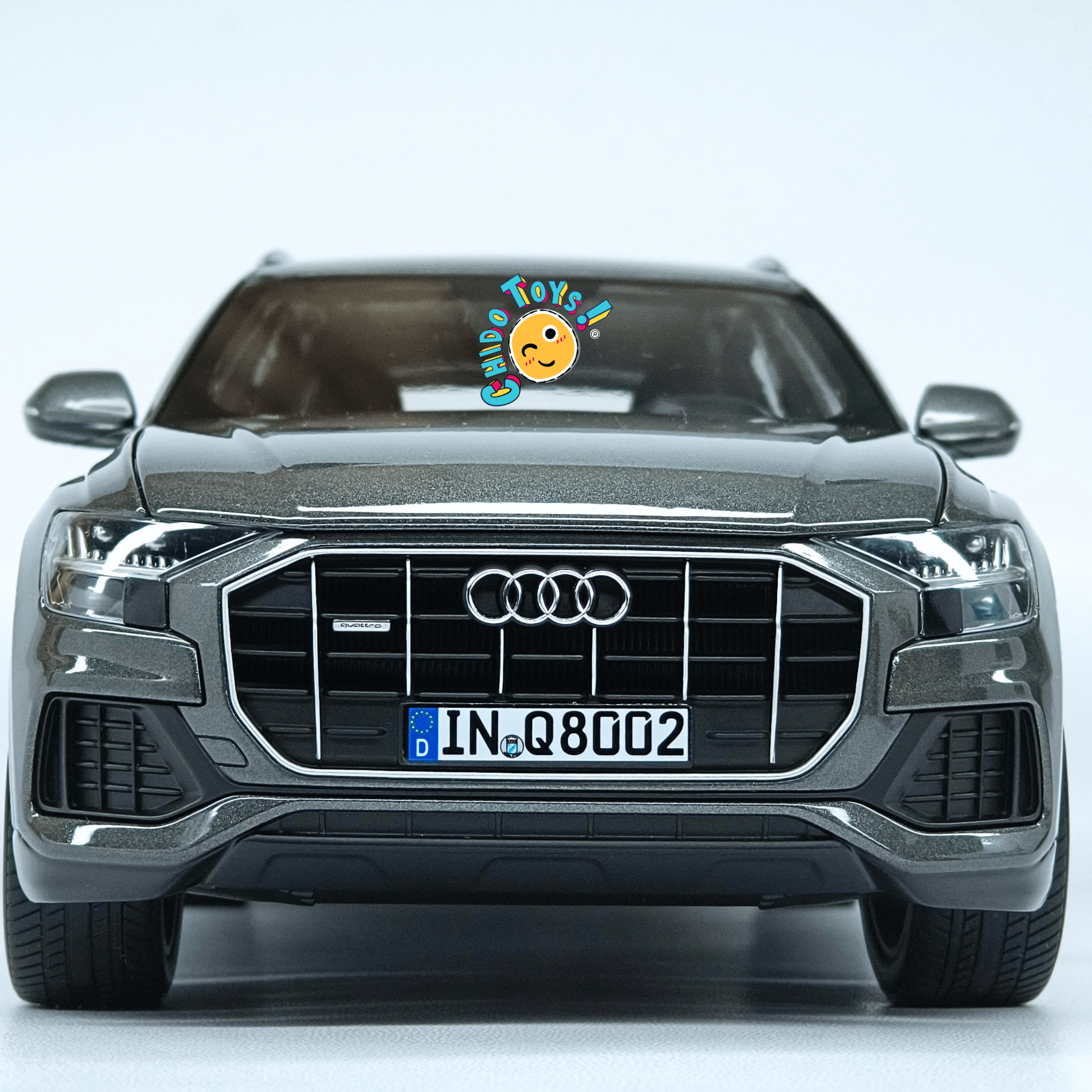 Audi Q8 Dealer Edition 1:18 gris metalizado con apertura total - Chido Toys