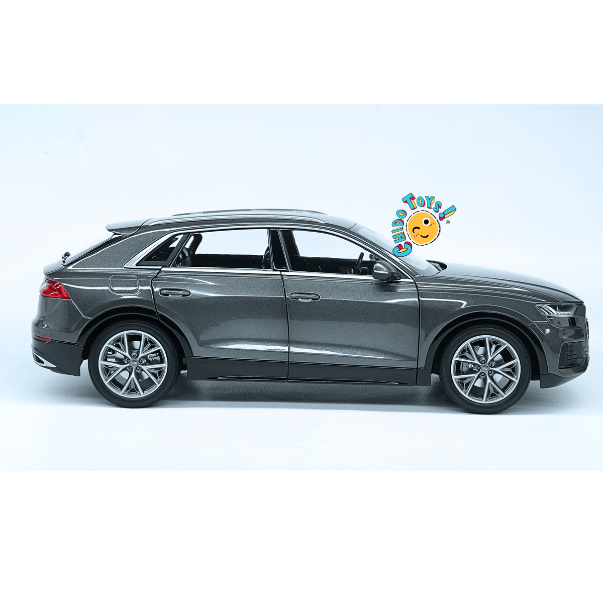 Audi Q8 Dealer Edition 1:18 gris metalizado con apertura total - Chido Toys