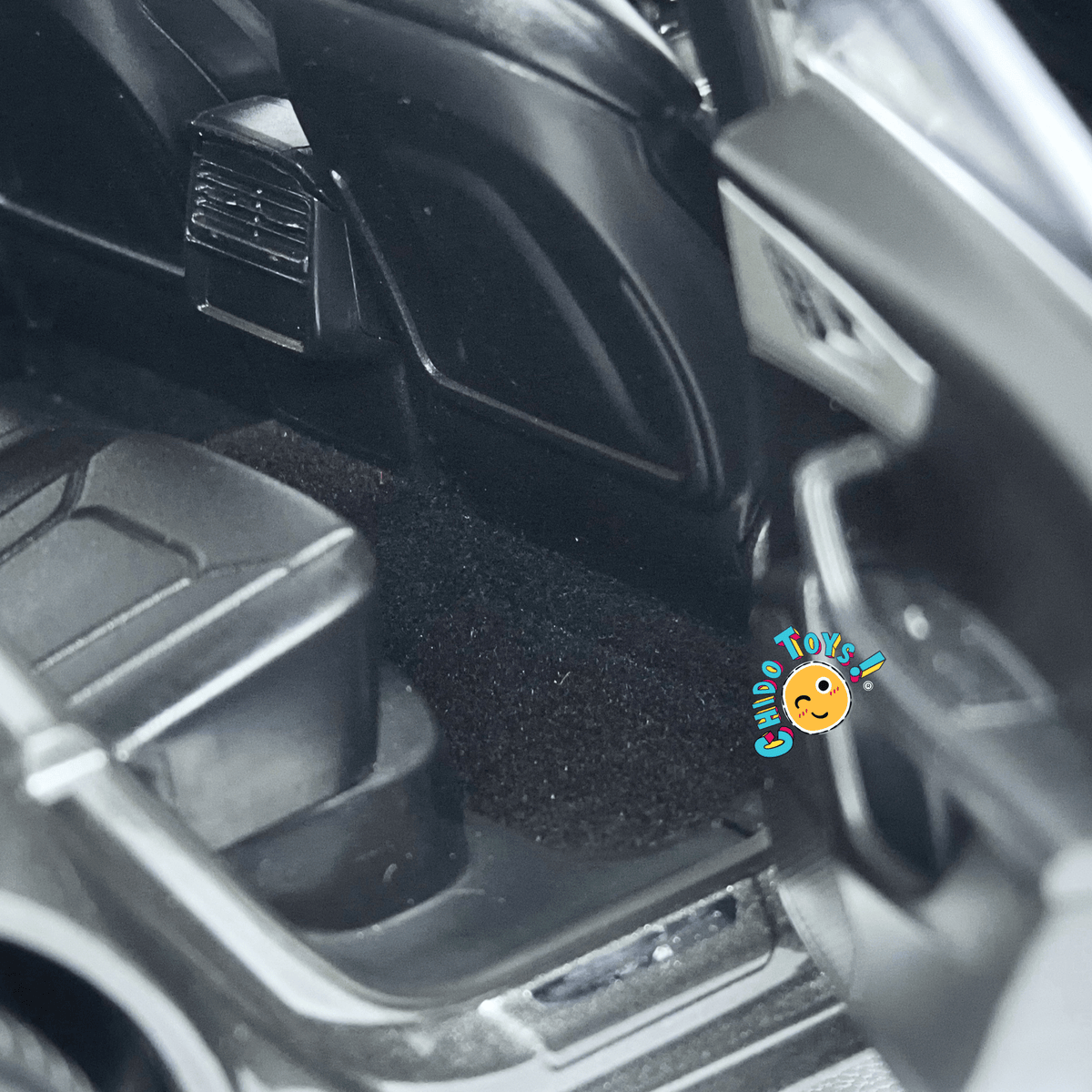 Audi Q8 Dealer Edition 1:18 gris metalizado con apertura total - Chido Toys