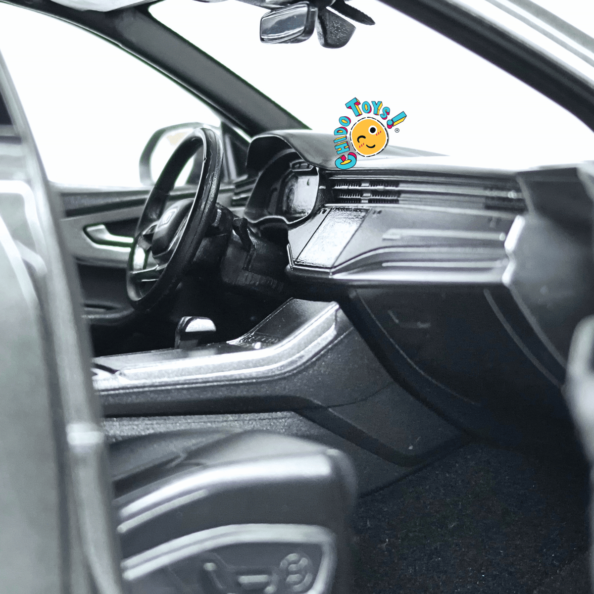 Audi Q8 Dealer Edition 1:18 gris metalizado con apertura total - Chido Toys