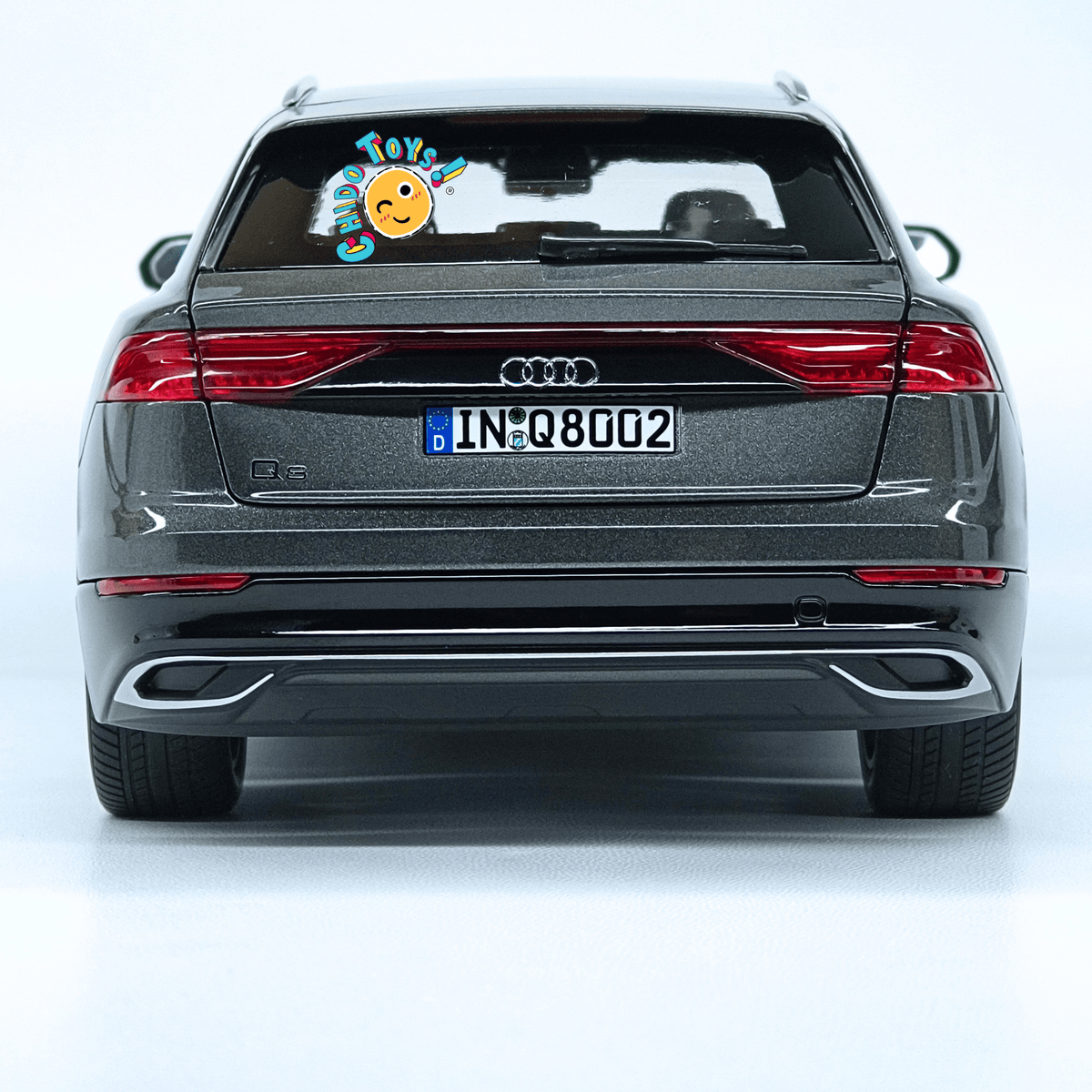 Audi Q8 Dealer Edition 1:18 gris metalizado con apertura total - Chido Toys