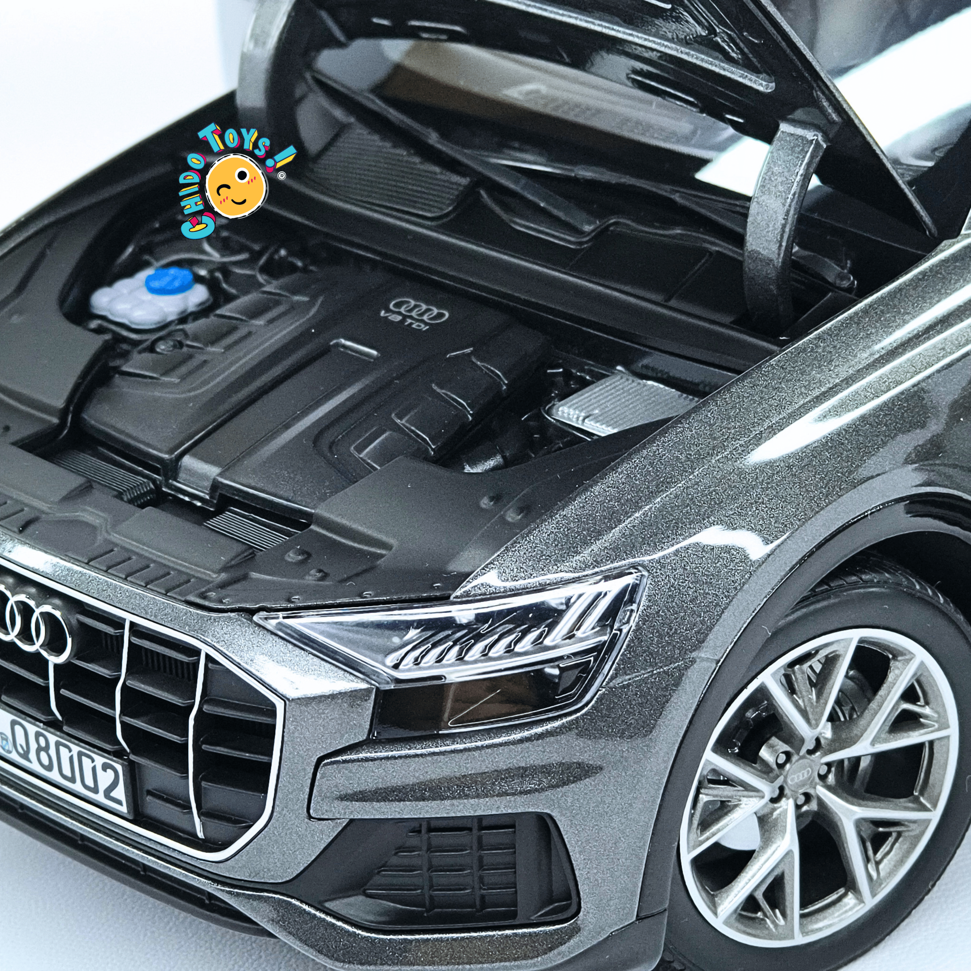 Audi Q8 Dealer Edition 1:18 gris metalizado con apertura total - Chido Toys