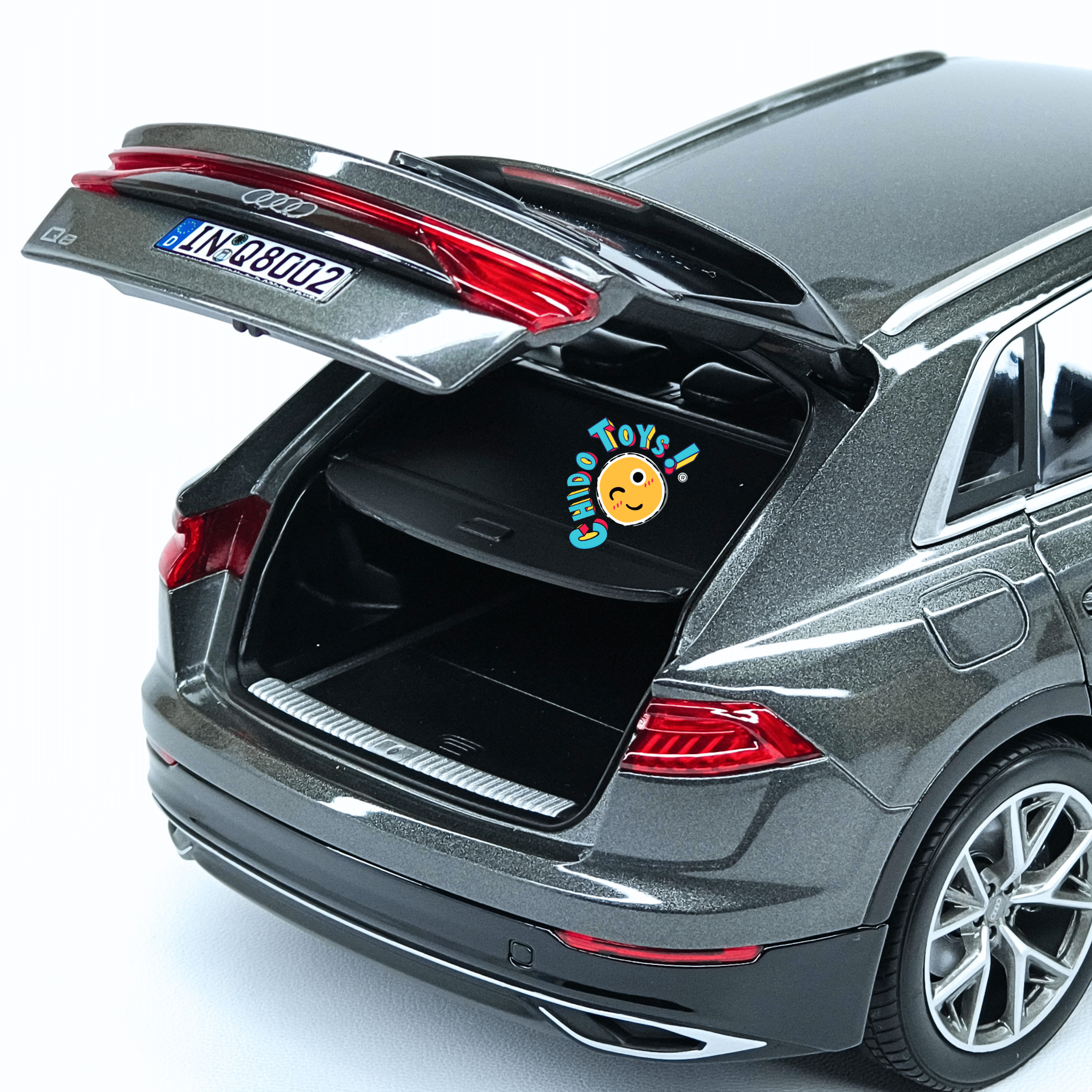 Audi Q8 Dealer Edition 1:18 gris metalizado con apertura total - Chido Toys