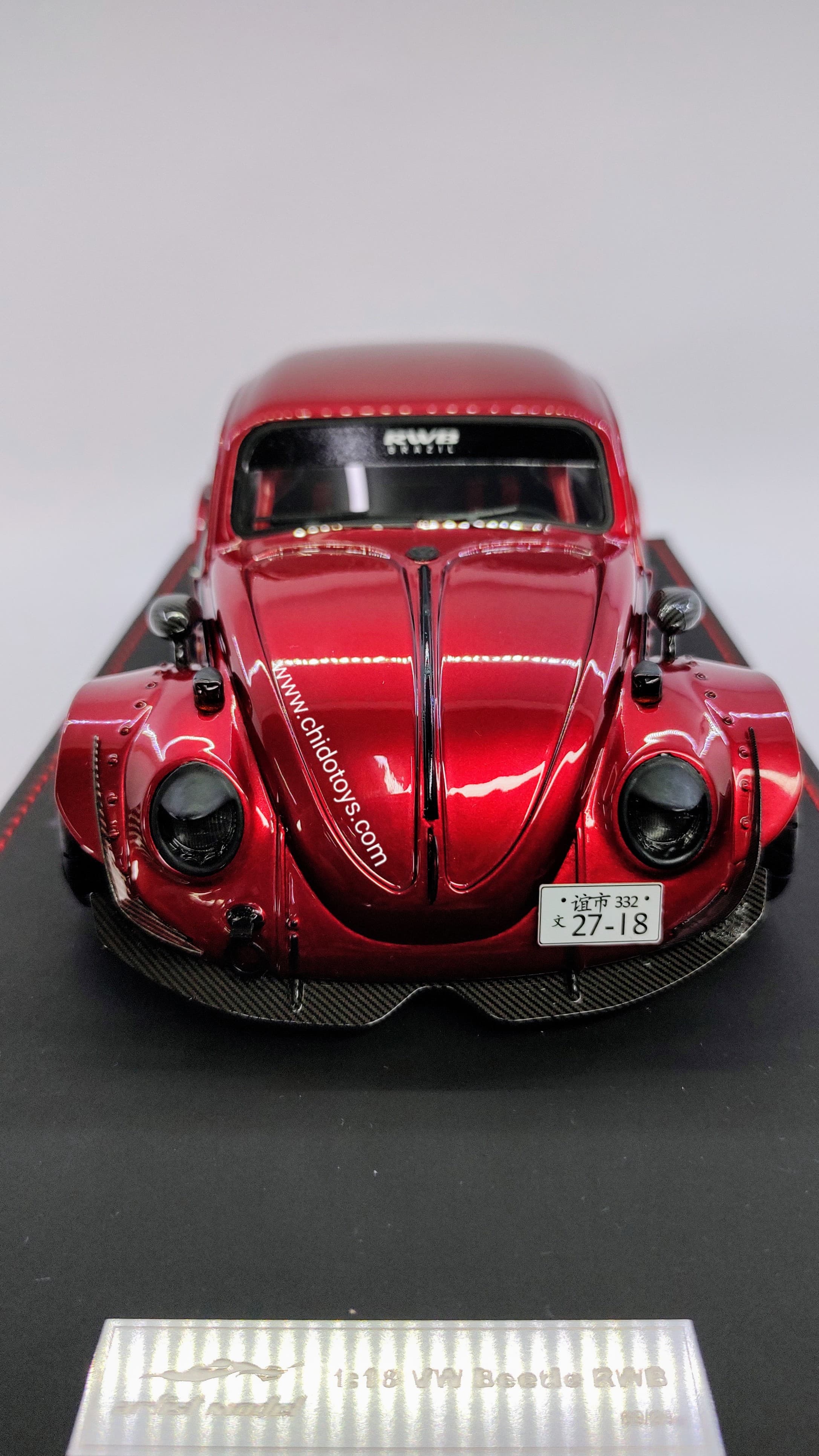 Auto a escala 1/18, marca Artist Model, Modelo VW Beetle & RWB kit Wide - Chido Toys