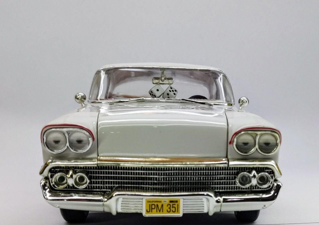 Auto a escala 1:18 marca ERTL , Modelo Impala 58´ de la Película American Graffiti - Chido Toys