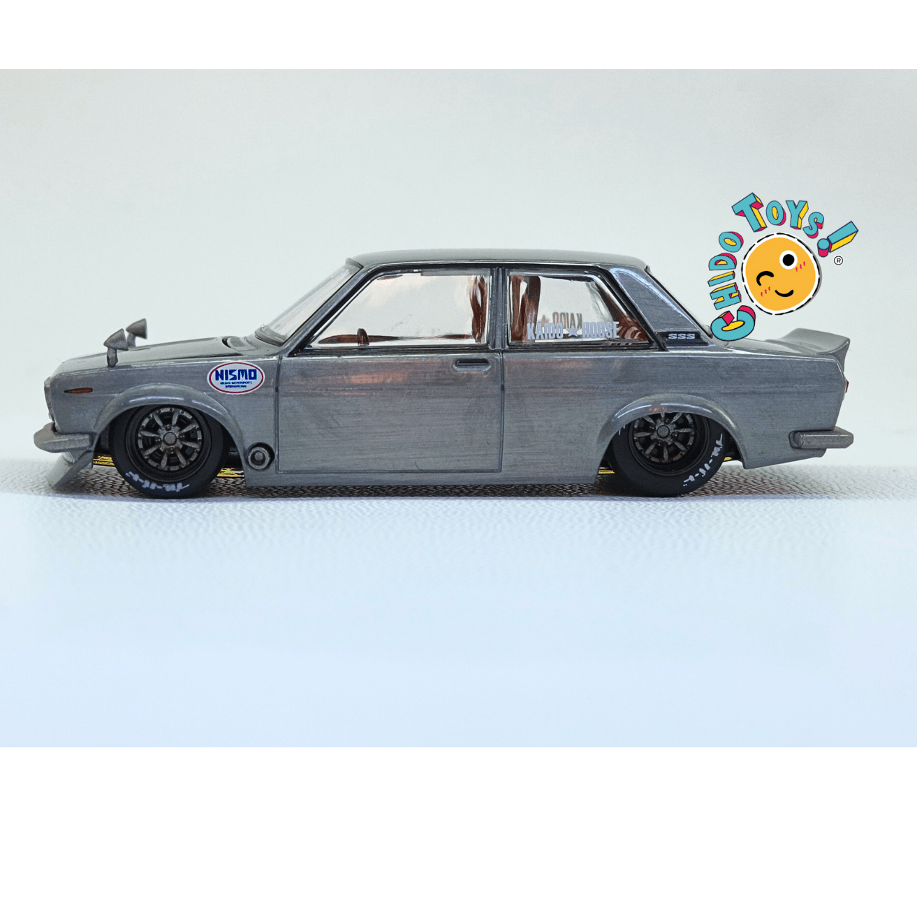 Auto a escala 1/64 Kaido House × Mini GT – Datsun 510 NISMO – Versión CHASE - Chido Toys