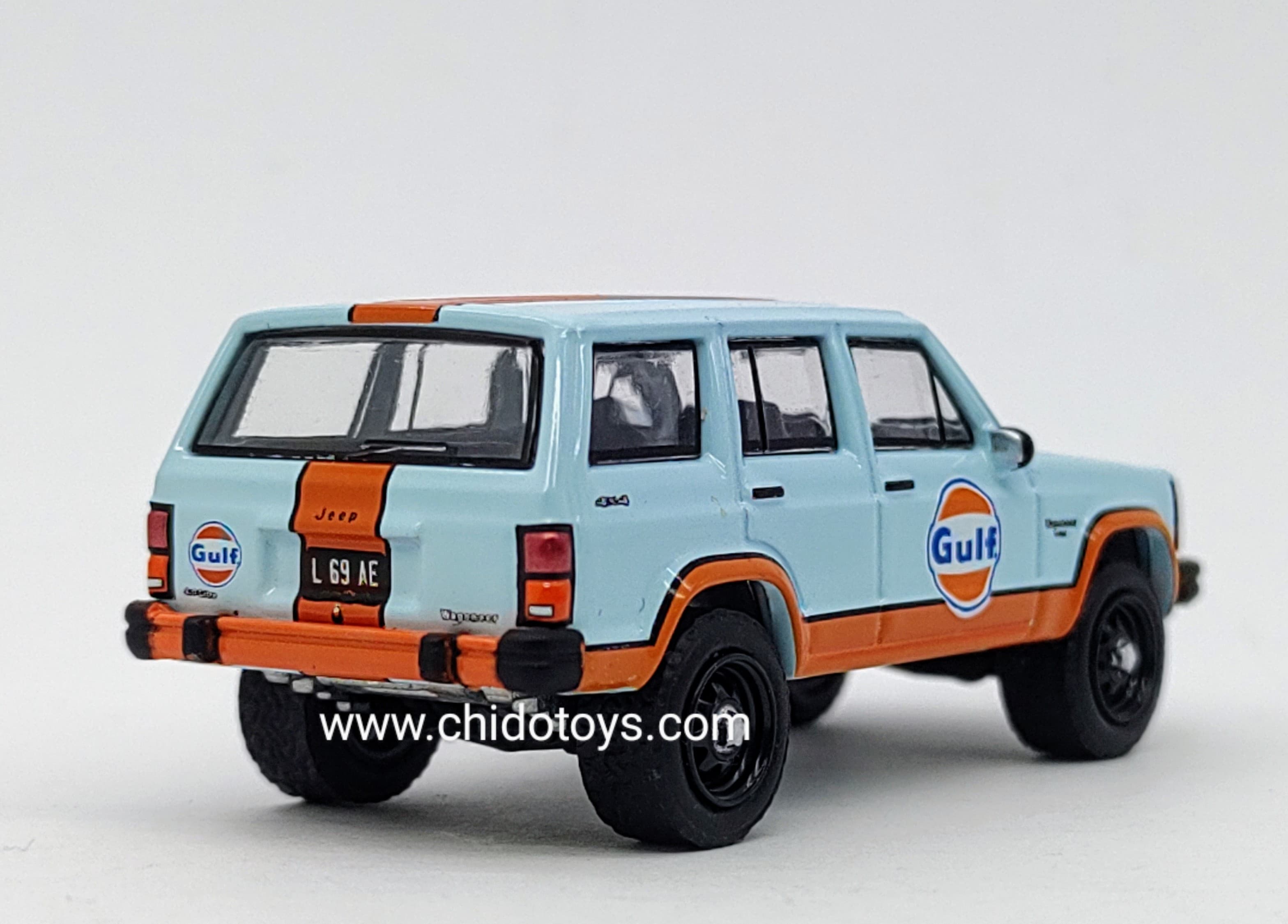 Auto a escala 1:64 marca Greenlight modelo Jeep Cherokee Wagoneer Gulf 1986 - Chido Toys