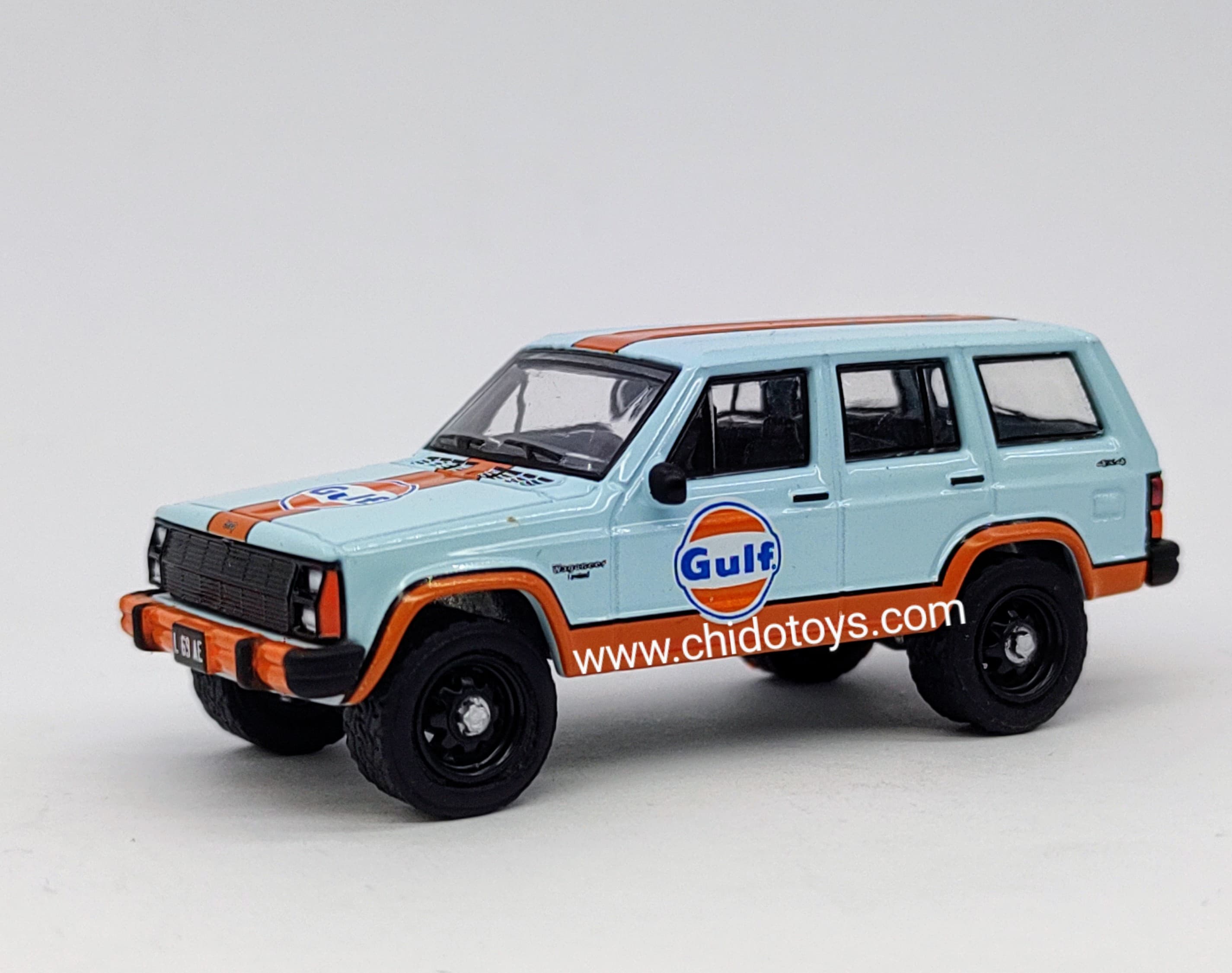 Auto a escala 1:64 marca Greenlight modelo Jeep Cherokee Wagoneer Gulf 1986 - Chido Toys