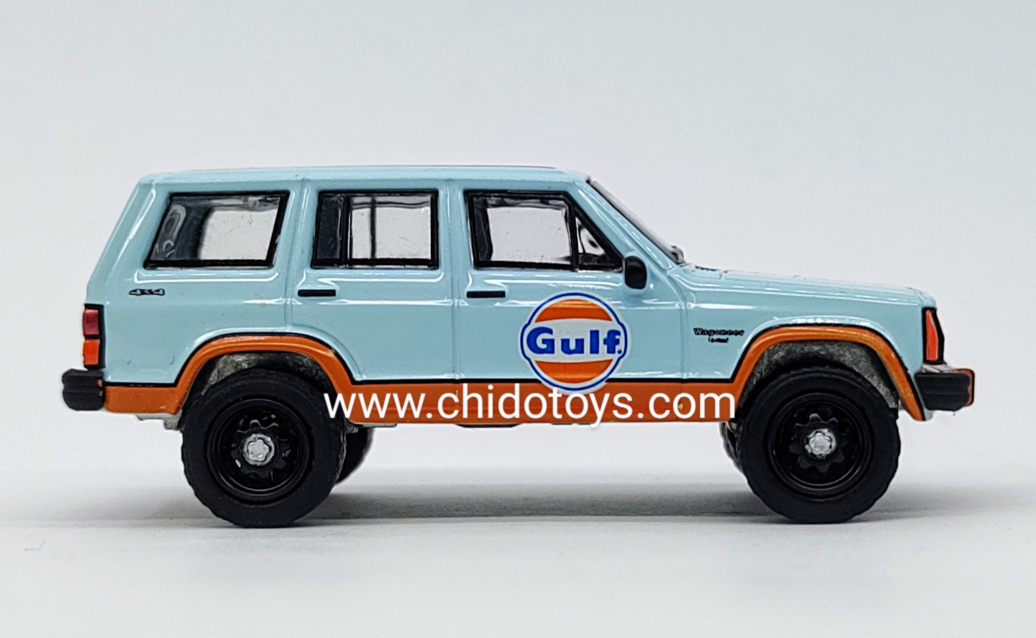 Auto a escala 1:64 marca Greenlight modelo Jeep Cherokee Wagoneer Gulf 1986 - Chido Toys