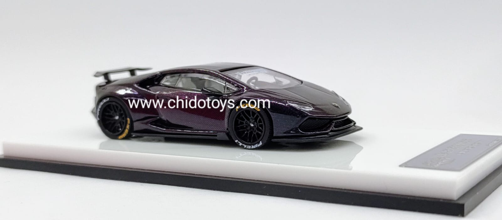Auto a escala 1/64 modelo Huracan Purpura Carbon - Chido Toys