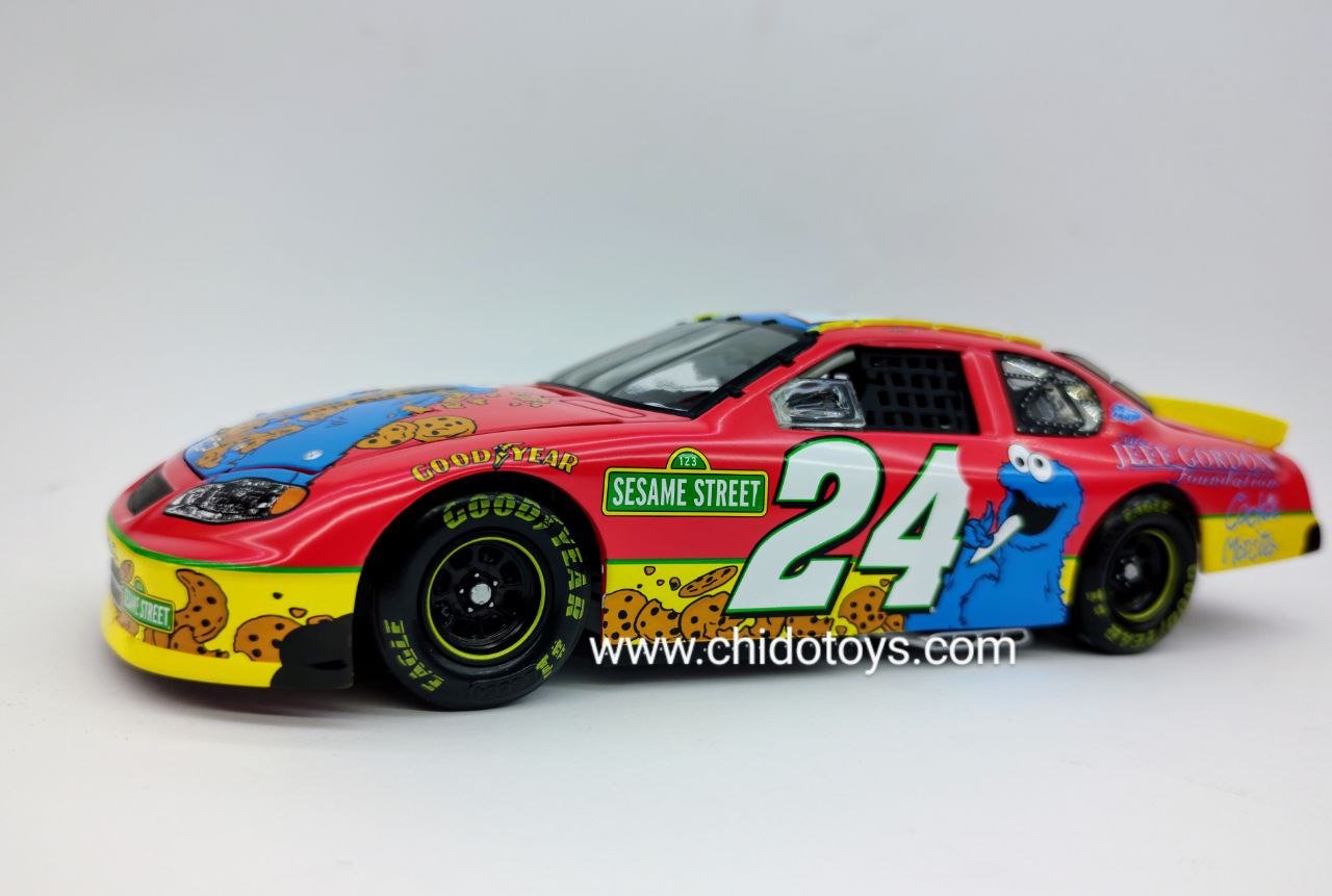 Auto a escala marca Action Racing, Modelo Monte Carlo 2003, Jeff Gordon Foundation 24 - Chido Toys