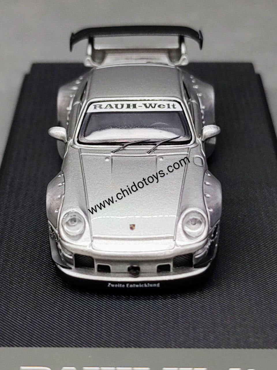 Auto a escala marca Aurora Model, Modelo RWB Liquid Silver - Chido Toys