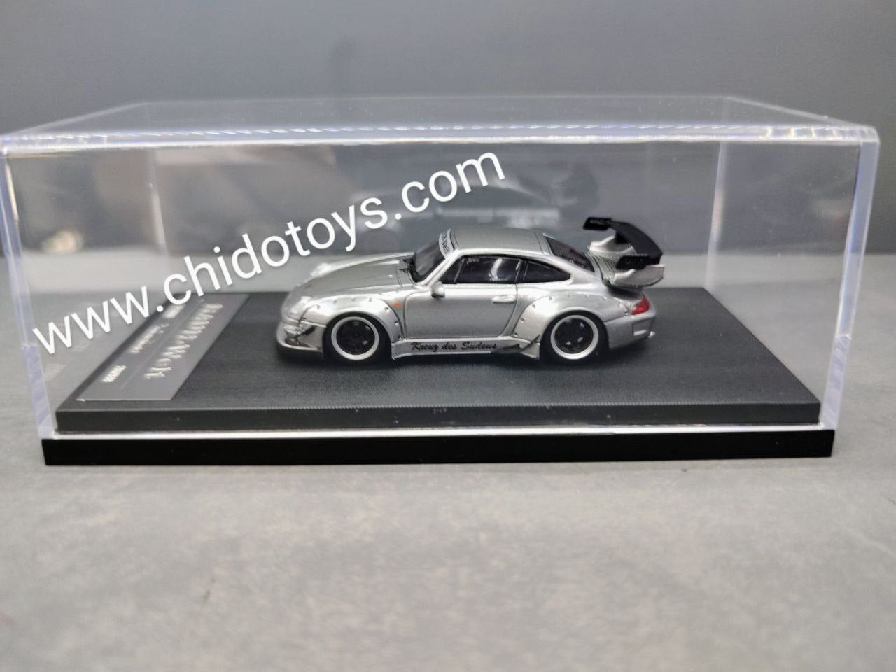 Auto a escala marca Aurora Model, Modelo RWB Liquid Silver - Chido Toys