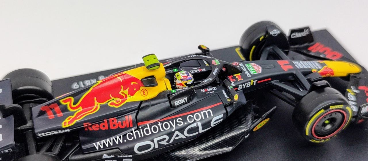 Auto a escala marca Bburago, Edición de Lujo, RebBull Modelo RB19, Sergio Checo Pérez. - Chido Toys