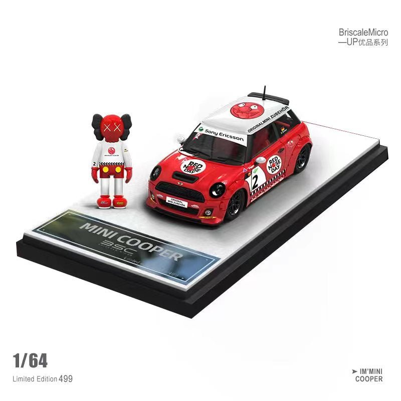 Briscale Micro Mini Cooper LBWK 1:64 Red Nose Day rojo con figura incluida, base y llantas de goma