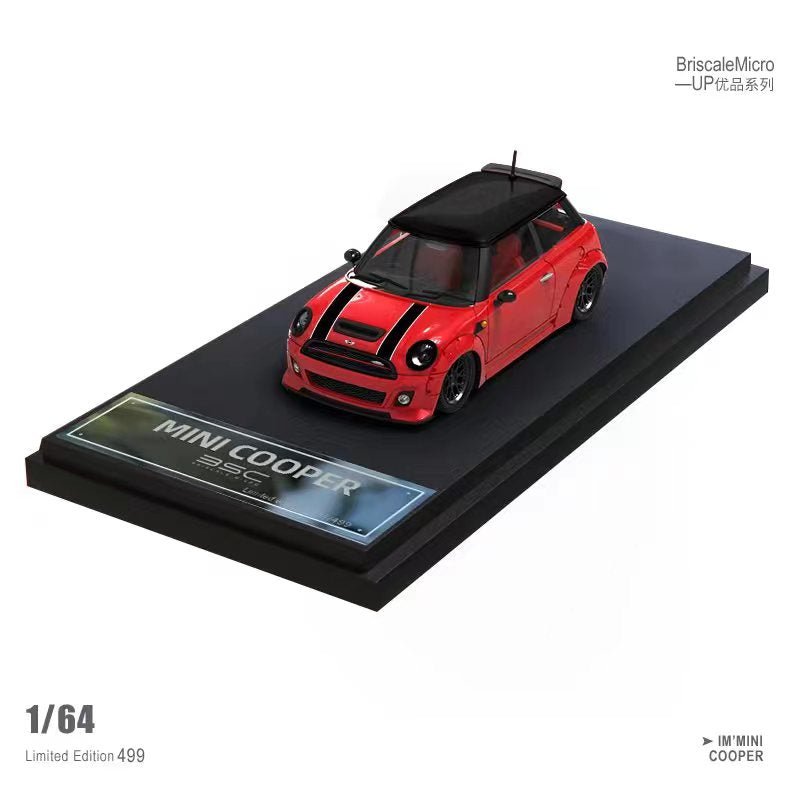 Briscale Micro Mini Cooper LBWK 1:64 rojo con techo negro, stance bajo, llantas de goma y base con capelo