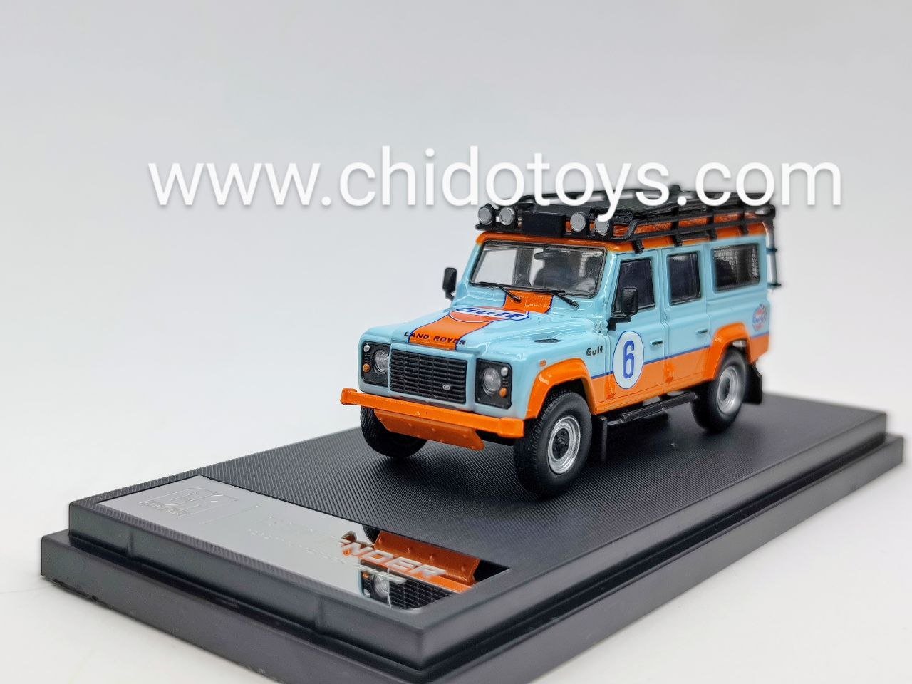 Auto a escala marca Cool Art, modelo SET Land Rover Defender Gulf - Chido Toys