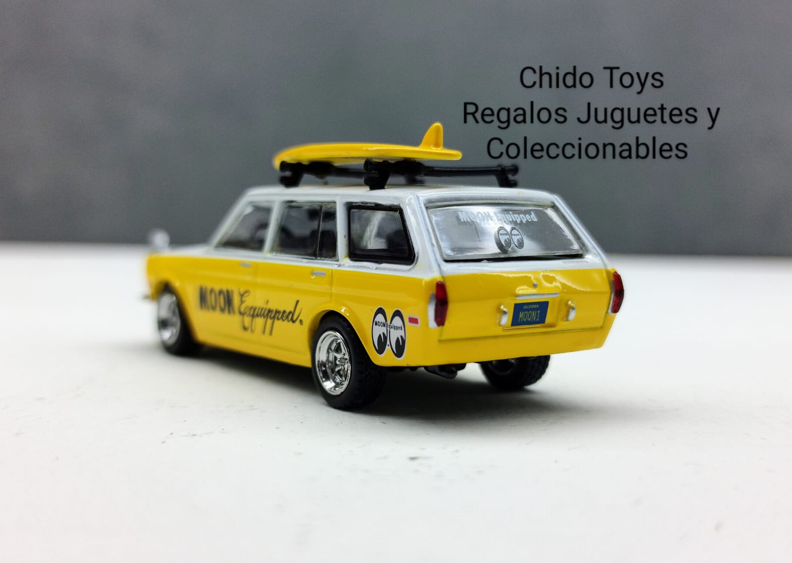 Auto a escala marca Datsun Bluebird 510 Wagon Mooneyes - Chido Toys