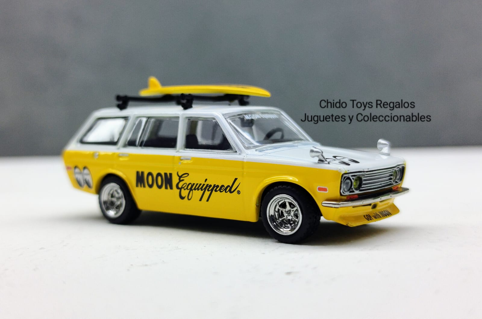 Auto a escala marca Datsun Bluebird 510 Wagon Mooneyes - Chido Toys